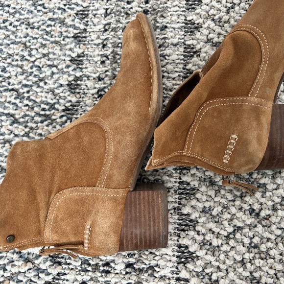 Ugg suede boots with heel - Picture 5 of 5